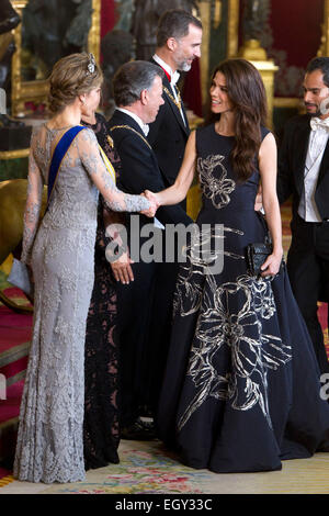 Königin Letizia von Spanien, Clemencia Rodriguez de Santos, Juan Manuel Santos, Felipe König von Spanien und Juana Acosta beim Accueil zum Gala Dinner zu Ehren des kolumbianischen Président Santos senneur und Frau im Palacio Real. Madrid, 02.03.2015/photo alliance Banque D'Images