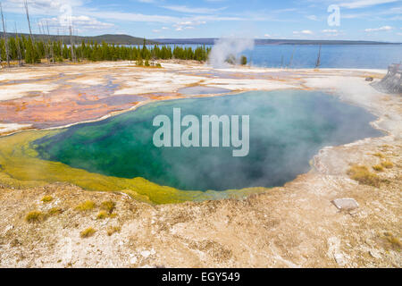 Le Parc National de Yellowstone, Wyoming, United States 20 Septembre 2014 - Le Lac Yellowstone en arrière-plan et une piscine géothermique Banque D'Images