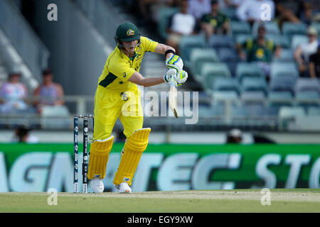 Perth, Australie. 08Th Mar, 2015. ICC Cricket World Cup. L'Australie contre l'Afghanistan. Steve Smith joue à la sur le côté. Credit : Action Plus Sport/Alamy Live News Banque D'Images