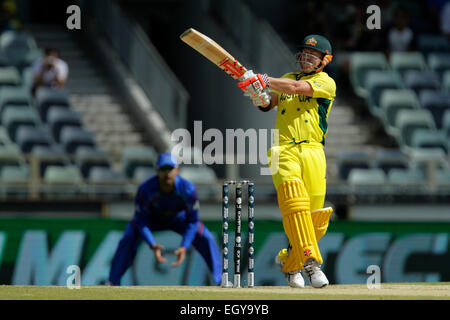 Perth, Australie. 08Th Mar, 2015. ICC Cricket World Cup. L'Australie contre l'Afghanistan. David Warner frappe la balle à la limite. Credit : Action Plus Sport/Alamy Live News Banque D'Images