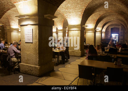 Café à la crypte de Saint Martin dans l'église de champs à Trafalgar Square. Banque D'Images