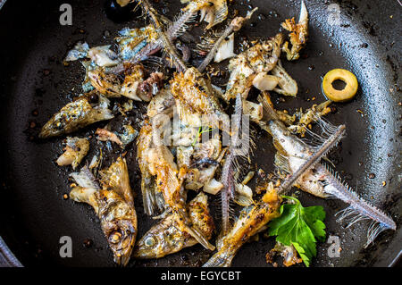 Poêle avec les restes d'une friture de poissons Banque D'Images