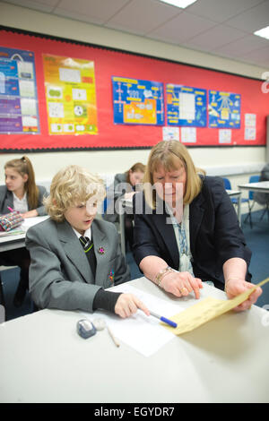 Mary Boyle, Directeur de Knole Academy, en participant à une classe à l'école tout-capacité, Sevenoaks, Kent, England, UK Banque D'Images