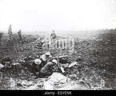 Première Guerre mondiale Bataille de la crête de Vimy 1917. Les mitrailleurs canadiens eux-mêmes dans les dif. Photo : ministère de la Défense Nationale Canadienne Banque D'Images