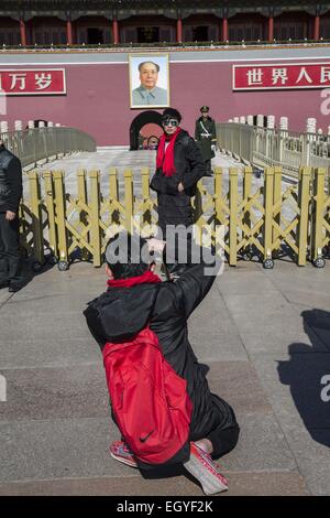 Beijing, Chine. 3e Mar, 2015. Le 12e Comité National de la Conférence consultative politique du peuple chinois (CCPPC) s'ouvre dans le Grand Hall du Peuple à Beijing, le 3 mars. À la place Tiananmen, le niveau de sécurité a été grandement améliorée. © Jiwei Han/ZUMA/Alamy Fil Live News Banque D'Images