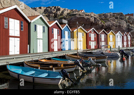 Les bateaux de pêche colorés et les hangars à bateaux, port de Kungshamn, Smögenbryggan, comté de Västra Götaland, Bohuslän, Suède Banque D'Images