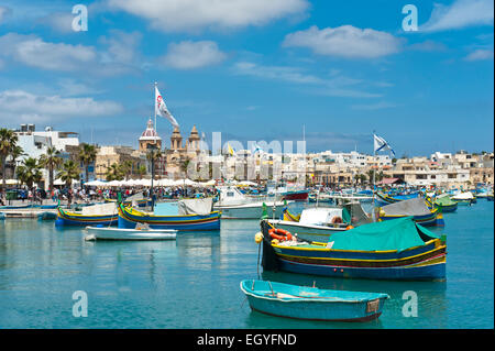 Bateaux de pêche traditionnelles peintes de couleurs vives, Luzzu, port de Marsaxlokk, Malte Banque D'Images