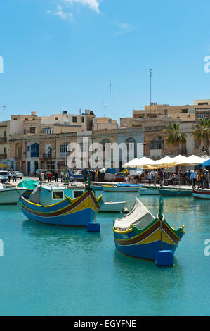 Bateaux de pêche traditionnelles peintes de couleurs vives, Luzzu, port de Marsaxlokk, Malte Banque D'Images