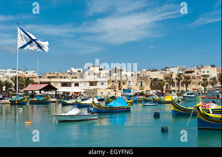 Bateaux de pêche traditionnelles peintes de couleurs vives, Luzzu, port de Marsaxlokk, Malte Banque D'Images