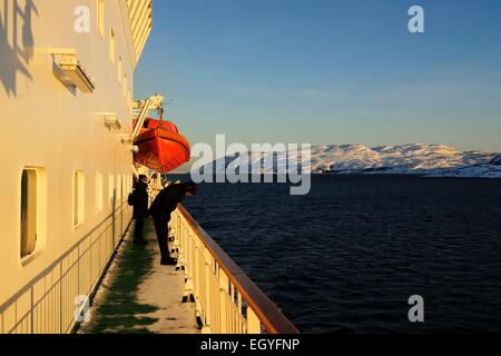 Les gens sur le pont du navire Hurtigruten MS Nordlys, Kirkenes, comté de Finnmark, Norvège Banque D'Images