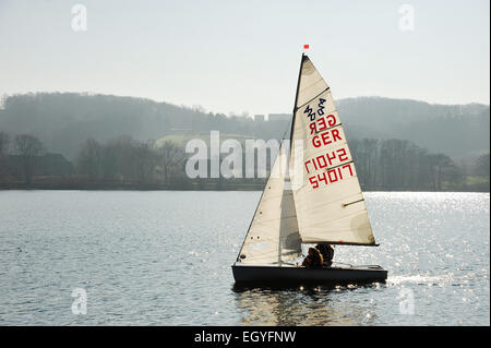 Bateau à voile sur le lac Baldeneysee ou le lac Baldeney, Essen, Rhénanie du Nord-Westphalie, Allemagne Banque D'Images