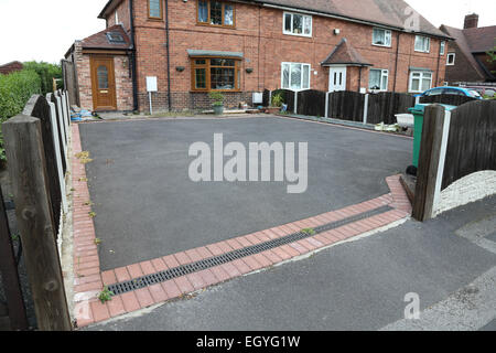 Jardin de devant pavées pour le parking. Nottingham Banque D'Images