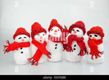 Les bonshommes de neige, des tricots en main Banque D'Images