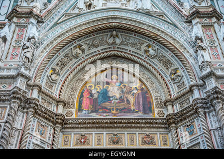 En façade de la cathédrale de Florence, Cattedrale di Santa Maria del Fiore avec le dôme de Brunelleschi Banque D'Images