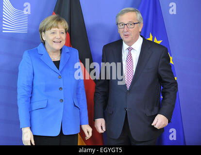 (150304) -- Bruxelles, le 4 mars 2015 (Xinhua) -- Le Président de la Commission européenne, Jean-Claude Juncker (R) rencontre avec chancelière fédérale Angela Merkel à l'administration centrale de l'UE à Bruxelles, capitale de la Belgique, le 4 mars 2015. (Xinhua/Ye Pingfan) Banque D'Images