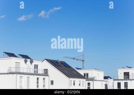 Allemagne, Cologne Widdersdorf, panneaux solaires sur les toits de bâtiments résidentiels Banque D'Images