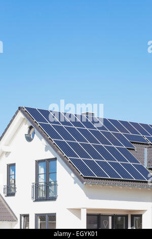 Allemagne, Cologne Widdersdorf, panneaux solaires sur la toiture du bâtiment résidentiel Banque D'Images