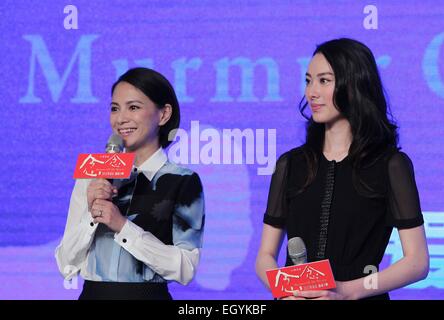 (150304) -- BEIJING, 4 mars 2015 (Xinhua) -- acteurs Isabella Leong (R) et Lee Sinjie assister à une conférence de presse pour le film Murmure du Cœur à Beijing, capitale de Chine, le 4 mars 2015. Murmure du Cœur s'ouvre cette année, le Hong Kong International Film Festival (HKIFF, mars-avril 23) 6. (Xinhua/Gao Jing) (wyo) Banque D'Images