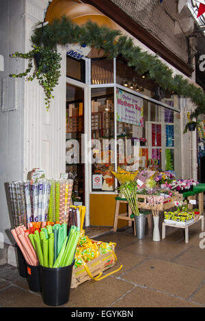 Southport, Merseyside, Royaume-Uni 4 Mars, 2015. Le Magasin de fleurs, fleuriste, fleur, fleuriste, commerce de détail, de travail, de face, l'occupation, la petite entreprise, entrepreneur, entreprise, horizontale, bouquet, magasin à la rue Chapel. La Fête des mères est une célébration moderne originaires d'Amérique du Nord, en hommage à sa propre mère, et la maternité, les obligations de la mère, et l'influence des mères dans la société. Banque D'Images