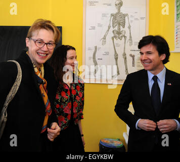 Trmice, République tchèque. 4e Mar, 2015. L'ambassadeur américain Andrew H. Shapiro (à droite), l'Ambassadeur britannique Jan Thompson (milieu) et l'Ambassadeur norvégien Siri Ellen Sletner Trmice visite (à gauche) pour se familiariser avec l'intégration des minorités dans la société majoritaire, principalement l'éducation inclusive en école primaire locale à Trmice, la République tchèque, le mercredi 4 mars 2015. CTK Photo/Libor Zavoral) Banque D'Images