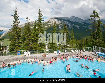 Les gens de Upper Hot Springs de Banff en Alberta Canada Banque D'Images