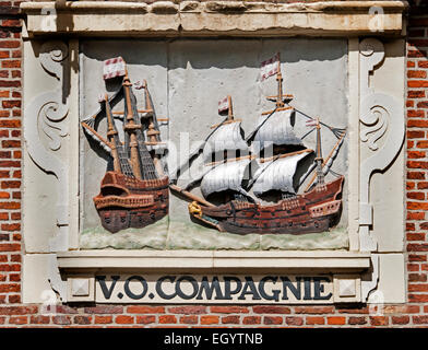 La façade de cet entrepôt de 1610 la Compagnie néerlandaise des Indes orientales (VOC) est une plaque avec deux navires en vertu de Hoorn. Ils semblent avoir la forme d'un "traatvaarder" ou "navire de Retour'. Banque D'Images