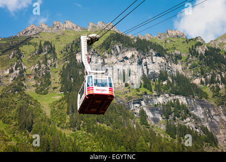 Téléphérique Gondola sortant de village de Wengen en Suisse Banque D'Images