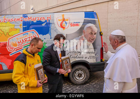 La cité du Vatican. 4 mars, 2015. Le pape François, l'Audience générale Place Saint Pierre, le 4 mars 2015 Crédit : Realy Easy Star/Alamy Live News Banque D'Images