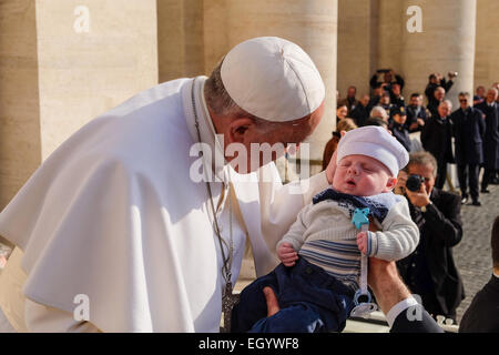 La cité du Vatican. 4 mars, 2015. Le pape François, l'Audience générale Place Saint Pierre, le 4 mars 2015 Crédit : Realy Easy Star/Alamy Live News Banque D'Images