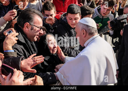 La cité du Vatican. 4 mars, 2015. Le pape François, l'Audience générale Place Saint Pierre, le 4 mars 2015 Crédit : Realy Easy Star/Alamy Live News Banque D'Images