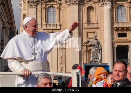 La cité du Vatican. 4 mars, 2015. Le pape François, l'Audience générale Place Saint Pierre, le 4 mars 2015 Crédit : Realy Easy Star/Alamy Live News Banque D'Images