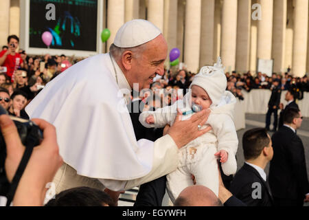 La cité du Vatican. 4 mars, 2015. Le pape François, l'Audience générale Place Saint Pierre, le 4 mars 2015 Crédit : Realy Easy Star/Alamy Live News Banque D'Images