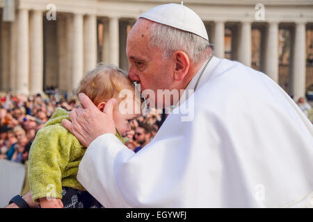 La cité du Vatican. 4 mars, 2015. Le pape François, l'Audience générale Place Saint Pierre, le 4 mars 2015 Crédit : Realy Easy Star/Alamy Live News Banque D'Images