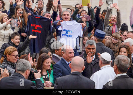 La cité du Vatican. 4 mars, 2015. L'acteur comique italien Franco Neri de saluer le Pape François Zelig, l'Audience générale Place Saint Pierre : crédit facile vraiment Star/Alamy Live News Banque D'Images