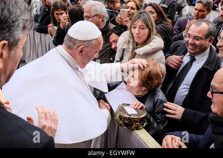 La cité du Vatican. 4 mars, 2015. Le pape François, l'Audience générale Place Saint Pierre, le 4 mars 2015 Crédit : Realy Easy Star/Alamy Live News Banque D'Images