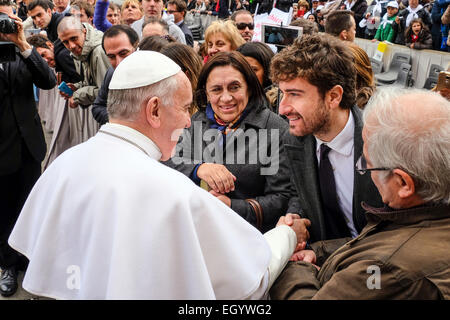 La cité du Vatican. 4 mars, 2015. Pape Francis rencontrez l'acteur italien Alessandro Siani, Audience générale Place Saint Pierre, le 4 mars 2015 Crédit : Realy Easy Star/Alamy Live News Banque D'Images