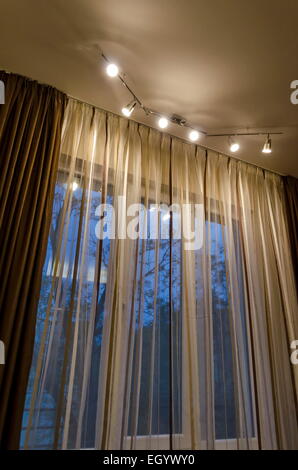 Fragment de salle de séjour dans un appartement rénové, moderne avec éclairage LED, Sofia, Bulgarie Banque D'Images