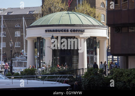 Starbucks coffe shop à St Katharine Docks, London UK Banque D'Images
