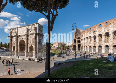 Rome. L'Italie. Arc de Constantin et le colisée, Piazza del Colosseo. Banque D'Images
