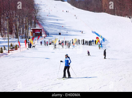 Centre de ski alpin, Collingwood ; 'Big Blue' le Premier Ministre de l'Ontario, station de ski en hiver avec un bon nombre de personnes sur une journée ensoleillée. Banque D'Images