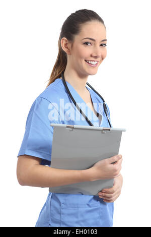 Jeune stagiaire nurse student posing et tenant une histoire médicale isolée dans un fond blanc Banque D'Images