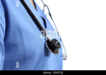 Gros plan d'une infirmière ou un médecin poitrine avec stéthoscope isolé sur fond blanc Banque D'Images