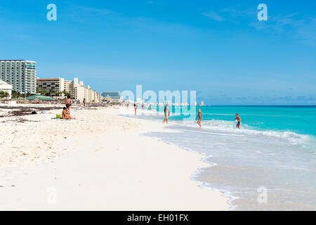 Les touristes profiter du beau temps et vous détendre sur la magnifique plage à Cancun, au Mexique. Banque D'Images