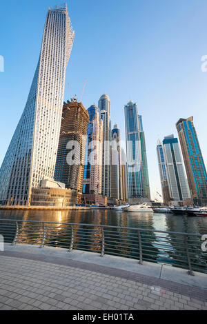 Vue verticale de gratte-ciel dans la marina de Dubaï, Émirats arabes unis. Banque D'Images