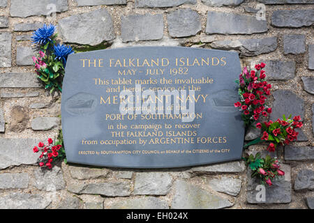 Plaque commémorative dans les ruines de l'église de Holyrood, Southampton, Hampshire, Royaume-Uni Banque D'Images