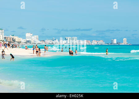 Les touristes profiter du beau temps et vous détendre sur la magnifique plage à Cancun, au Mexique. Banque D'Images