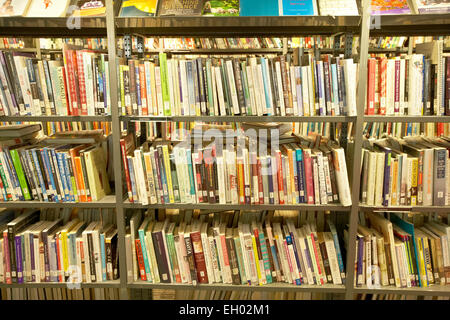 Livres de bibliothèque sur des étagères UK Banque D'Images