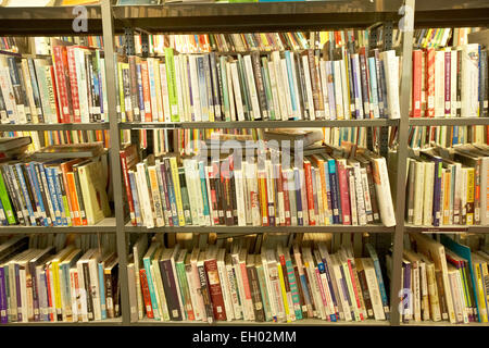 Livres de bibliothèque sur des étagères UK Banque D'Images