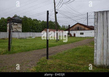 L'ancien camp de goulag soviétique Perm36, à l'ouest de la plage de l'Oural en Russie près de la ville de Perm. Clôture et les barbelés. Banque D'Images
