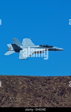 Fermer jusqu'à l'endroit d'un point de vue US Navy F/A-18F Super Hornet Jet Fighter après la transition au Rainbow Canyon Jedi, Californie Banque D'Images